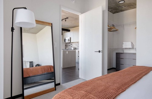Near West Side Apartment | Stellar West Loop 2BR w/Rooftop & Gym, close to L, by Blueground