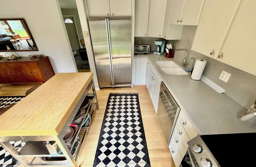 Glen Ellyn House | Step into the Past: Stylish 1970s Mid-Century VRBO for a Vintage Getaway!