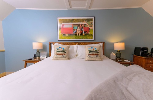 Stowe Bed & Breakfast | Sterling Mountain+Breakfast @the Brass Lantern Inn