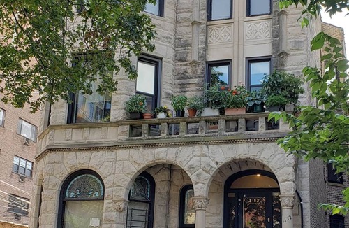Lake View East Apartment | Stone Mansion Sleeps 10-20 Free Parking Near Lake, Red Line and Wrigley