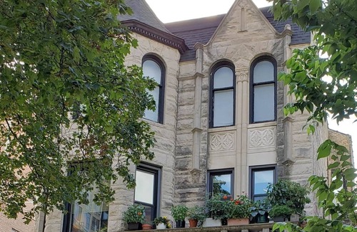 Lake View East Apartment | Stone Mansion Sleeps 10-20 Free Parking Near Lake, Red Line and Wrigley