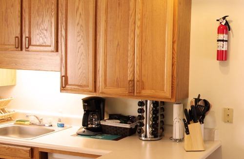 Makanda Cabin | Stones Throw from Giant City Park, Wineries, Hiking, Biking, Hunting and more.