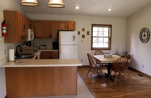 Makanda Cabin | Stones Throw from Giant City Park, Wineries, Hiking, Biking, Hunting and more.