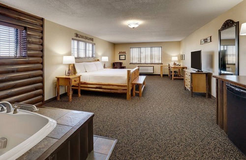 Moline Hotel | Stoney Creek Quad Cities, Expanded King w/Whirlpool | 3 Units