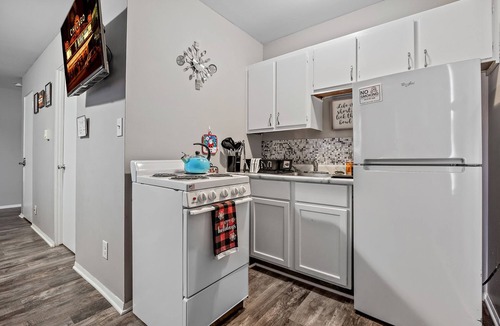 Aurora Apartment | Studio apt/Aurora/Chicago suburb/FREE WIFI & Parking