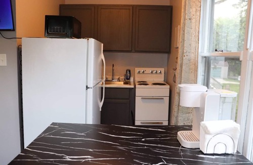 Oswego Apartment | Studio - Sleeps 3 - 2 mins from Downtown Oswego