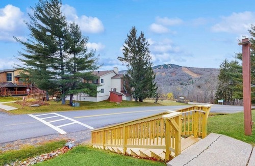 West Dover Apartment | Studio w/mountain view, shared pool, hot tub, sauna, tennis courts & shuttle