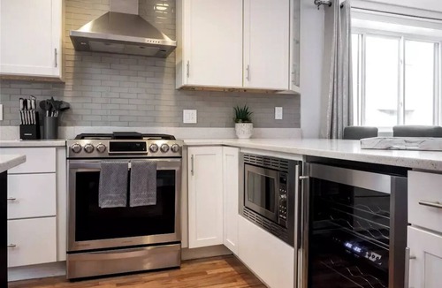 East Village House | Stunning 2 Story Wicker Park Condo - Parking+Patio