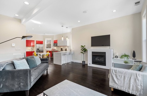 West Town House | Stunning 4-bedroom 4-bath building in Wicker Park! + Parking