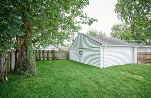 Skokie House | Stunning 4BR Skokie House with Laundry & Backyard