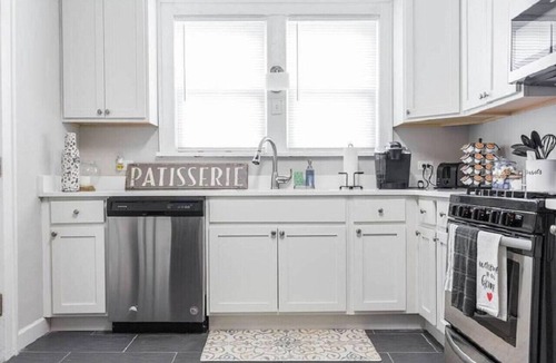 Libertyville Apartment | Stunning apt in DT Libertyville - Near Naval Base