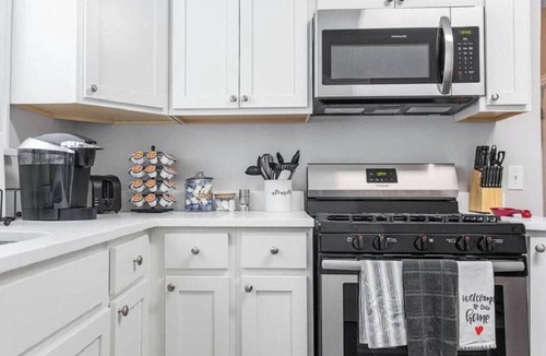 Libertyville Apartment | Stunning apt in DT Libertyville - Near Naval Base