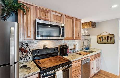 Blowing Rock Cottage | STUNNING Downtown-Fenced Yard-Private Hot Tub-Fire Pit