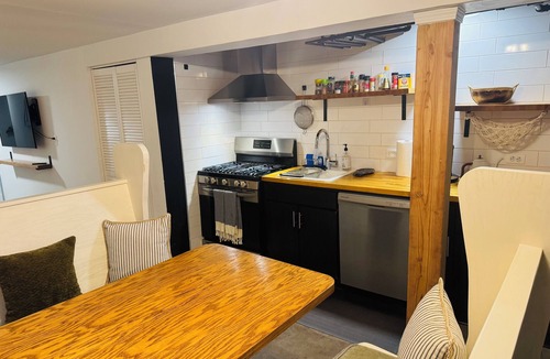 Avondale Apartment | Stunning Duplex Retreat 3BR 2BR, Minutes from Downtown Chicago!