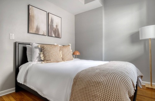 Lakeview Apartment | Stunning Lakeview 3BR w/ W/D & BBQ, nr Belmont L, by Blueground