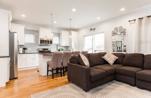 Albany Park House | Stunning New 6 Bedroom Home w/Parking in Chicago (Superhosts)
