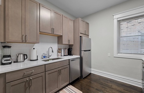 Lakewood-Balmoral Apartment | Stunning New Renovation 1BR/1BA in Andersonville