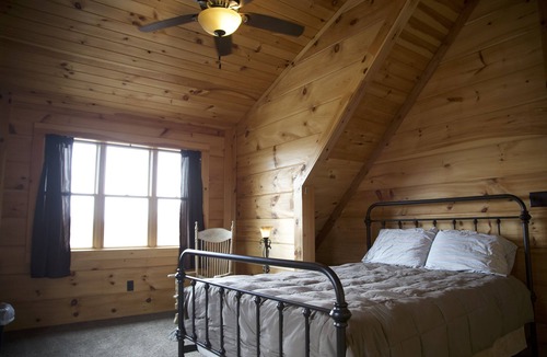 Loraine Cabin | Stunning Private Cabin Getaway with Gorgeous Fireplace near Quincy, Illinois