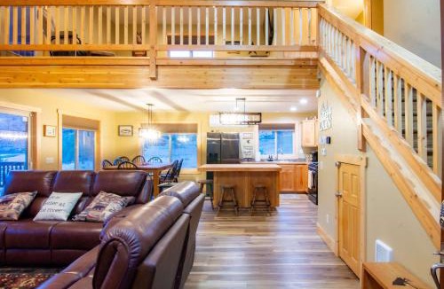Salmon House | Stunning Salmon Riverfront Cabin