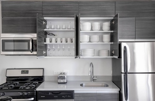 South Loop Apartment | Stunning South Loop 2BR nr L & Grant Park, by Blueground