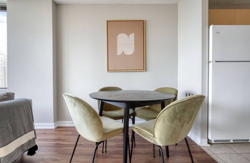 South Loop Apartment | Stunning South Loop 2BR w/Doorman, near Aquarium & Train, by Blueground