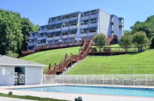North Shore Condo | Stunning updated 1 BR Condo with great lake views.