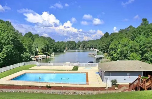 North Shore Condo | Stunning updated 1 BR Condo with great lake views.