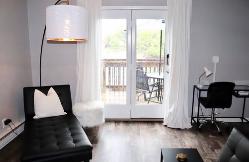 Yorkville House | STUNNING VIEWS | Riverfront Townhome in Downtown Yorkville