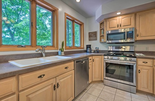 Putnam House | Stunning Waterfront Home w/ Fireplace & Grill