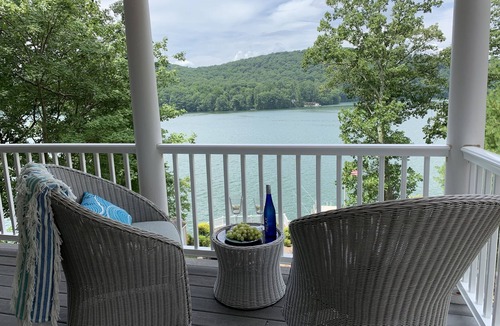 Danbury House | Stunning Waterfront Lake House with Amazing Views