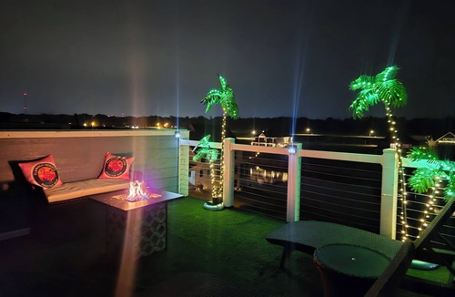 Ottawa House | Stunning Waterfront Rooftop in Heritage Harbor Sleeps 10-11!