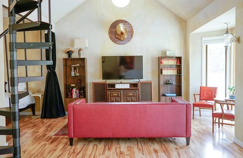 Petersburg House | Style on the Square 2-bedroom bungalow with WiFi, AC in Petersburg