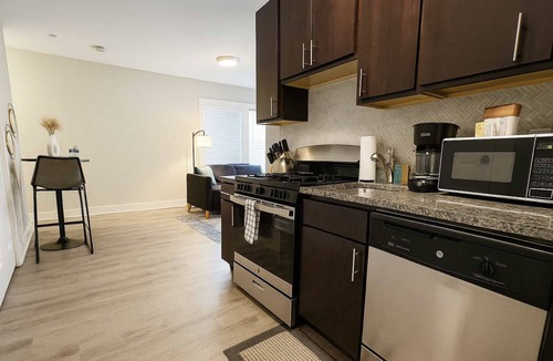 Boystown Apartment | Stylish 1BR in Lakeview Chicago