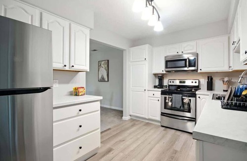 Bloomington Apartment | Stylish 2BR Loft Near ISU, Hospitals & Downtown