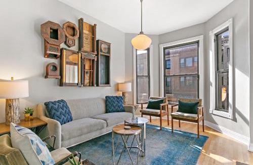 Boystown Apartment | Stylish 2BR Pad with Up-to-date Comforts - Halsted rep