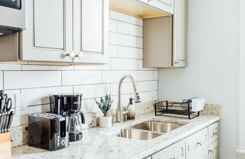 Logan Square Apartment | Stylish and Cute 2BR Apartment Near Wrigley!