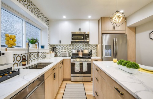 Edgewater Beach House | Stylish Chicago Retreat: Walk to Loyola University