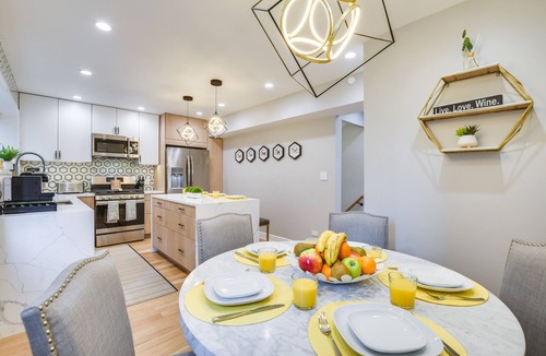 Edgewater Beach House | Stylish Chicago Retreat: Walk to Loyola University