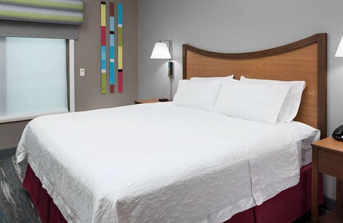Skokie House | Stylish & Comfortable King Suite! Pool, Gym