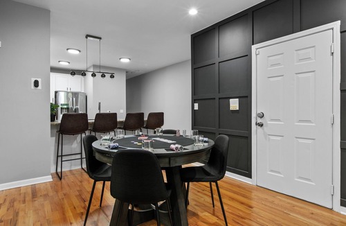 Near West Side Condo | Stylish & Comfy 2BR/2.5BTH condo w/Pool and Poker table near Med/United Center