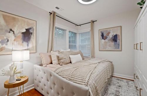 Evanston House | Stylish Evanston Retreat Near NU & Lakefront