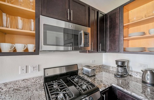 Gold Coast Apartment | Stylish Gold Coast 1BR w/Grills & Gym, nr Shops & Park, by Blueground
