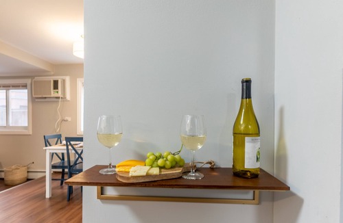 Oak Park Apartment | Stylish Luxe King bed w/Free Parkng near DT Oak Pk