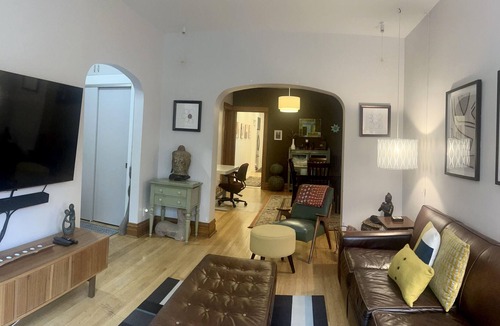 North Center Apartment | Stylish & Modern Apartment in Walk to Everything Neighborhood