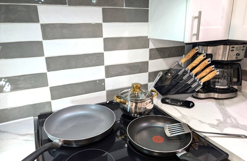 Fabreville Condo | Stylish & Modern Condo - FREE Parking & EV Charger