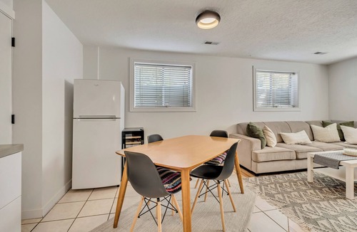 Sandy Apartment | Stylish Mountain Basecamp, Serene Comfort in 650 SqFt