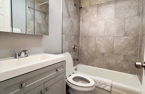 Lake View East Apartment | Stylish, Sleeps 6, 1 Free Parking