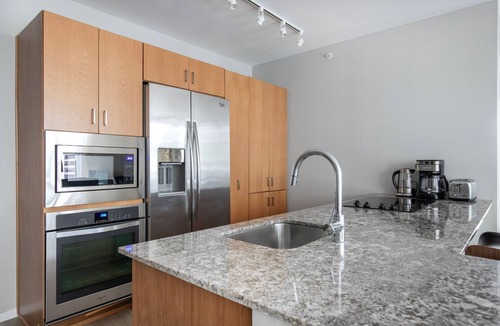 Streeterville Apartment | Stylish Streeterville 2BR w/Lounge & Pool, nr Riverwalk, by Blueground