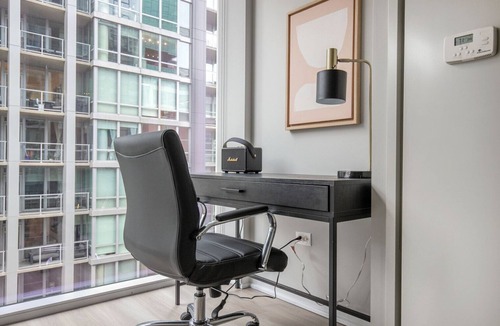 Streeterville Apartment | Stylish Streeterville 2BR w/Lounge & Pool, nr Riverwalk, by Blueground