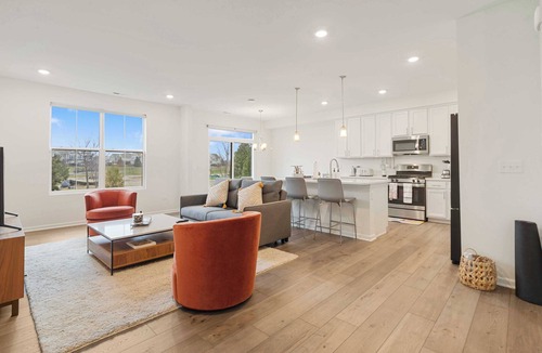 Fox Valley House | Stylish Townhome with Garage on Talbot - Perfect for Long Stays! #42324